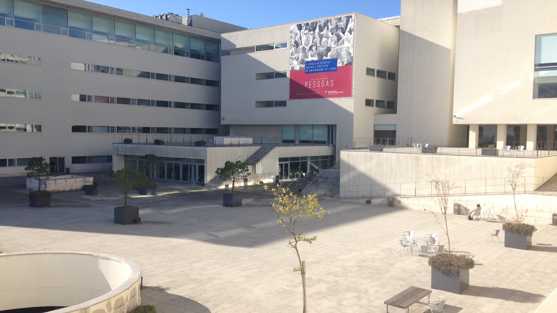 Instituto Superior de Ciências Sociais e Políticas background