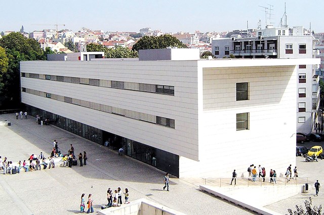 Instituto Superior de Economia e Gestão background