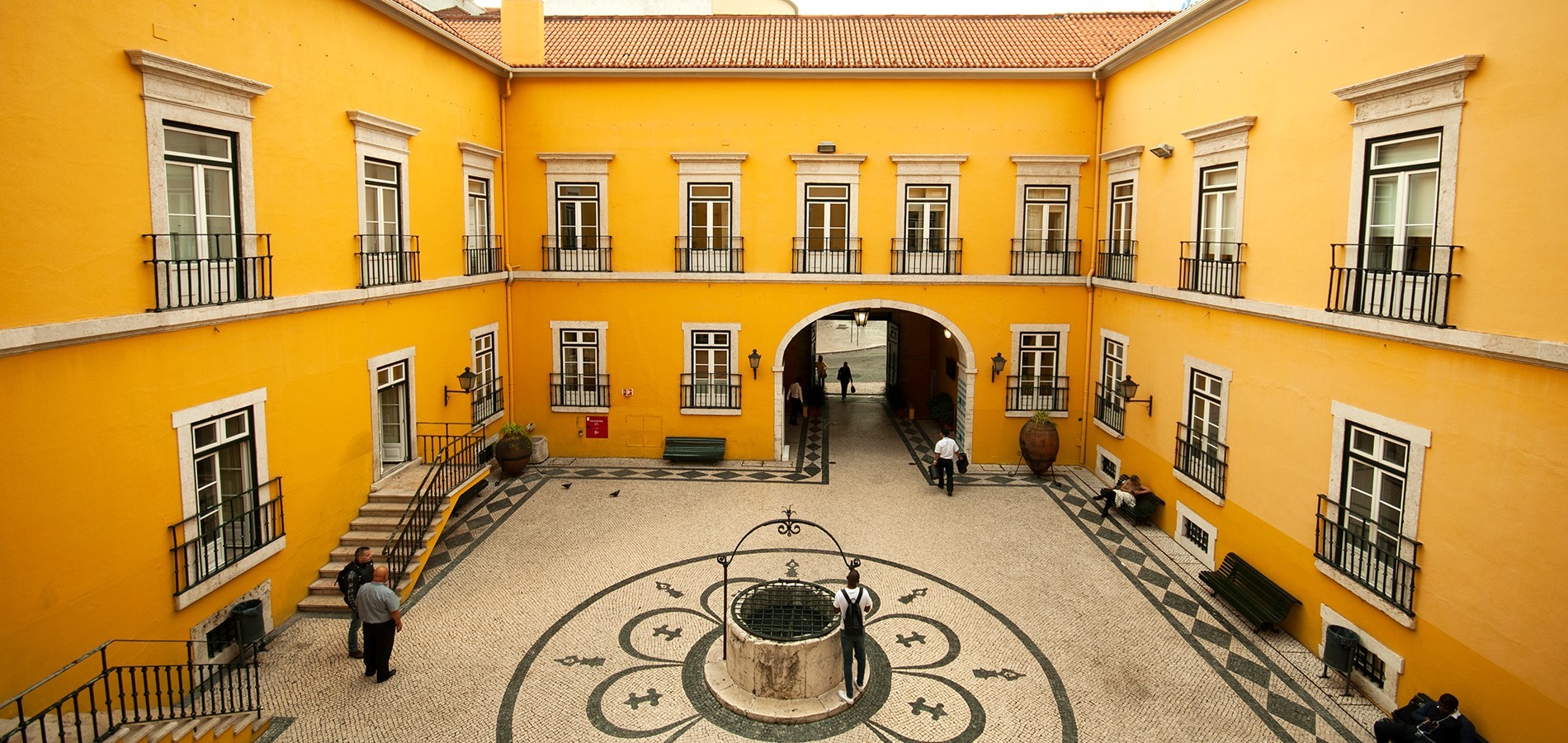 Universidade Autónoma de Lisboa Luís de Camões background