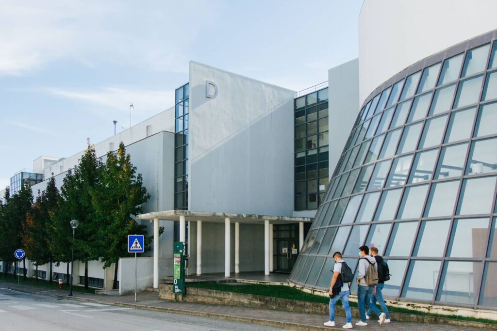 Escola Superior de Tecnologia e Gestão background