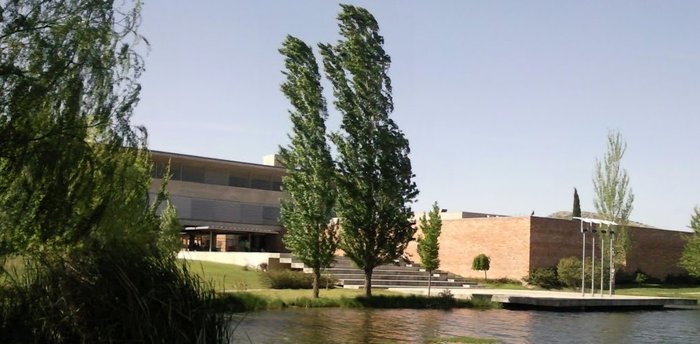 Escola Superior de Tecnologia, Gestão e Design background