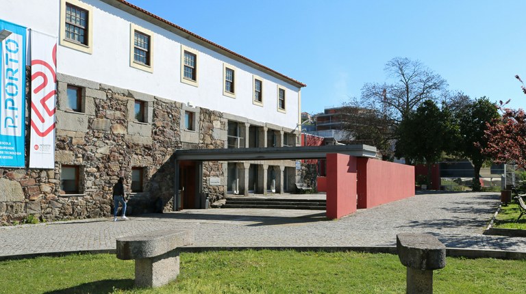 Escola Superior de Tecnologia e Gestão background