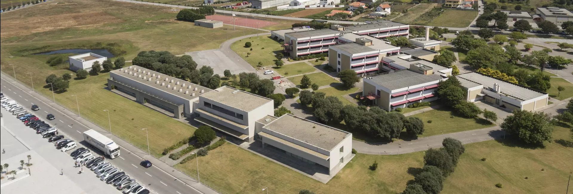 Escola Superior de Tecnologia e Gestão background