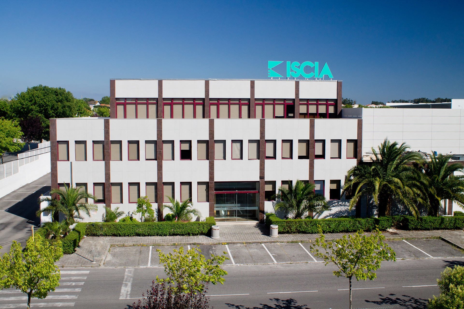 Instituto Superior de Ciências da Informação e da Administração background