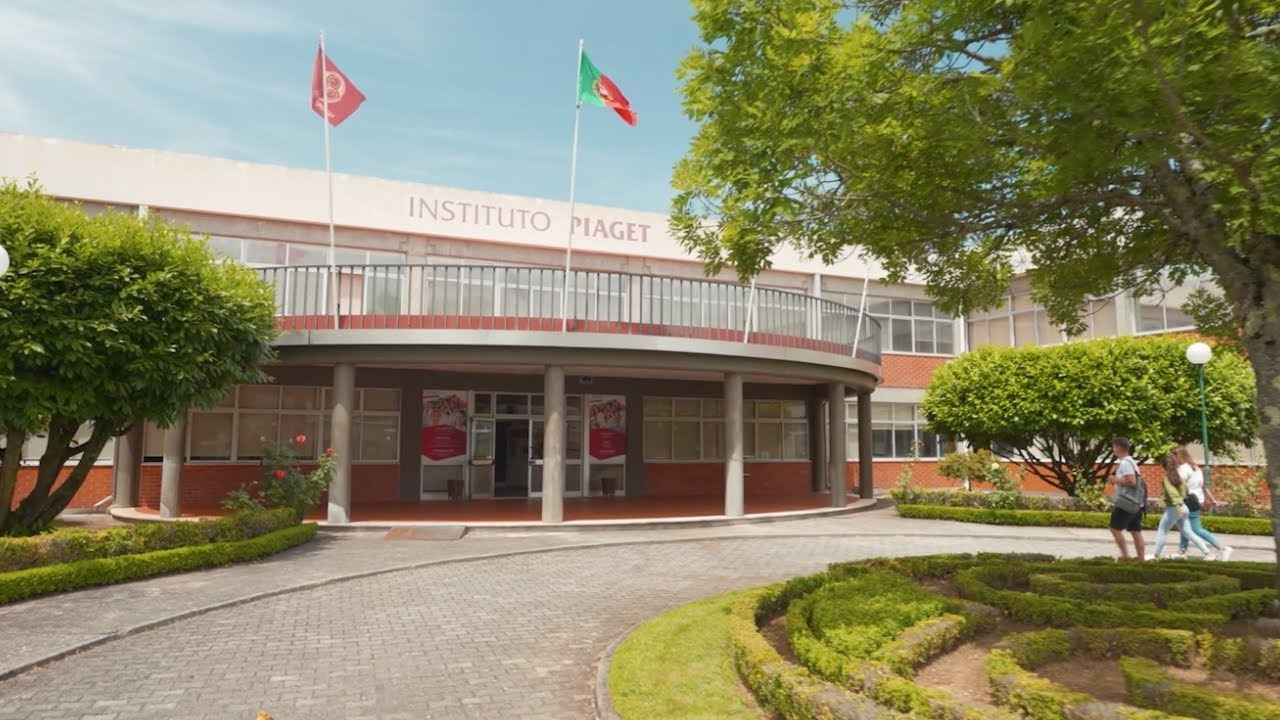 Instituto Superior de Estudos Interculturais e Transdisciplinares de Viseu background