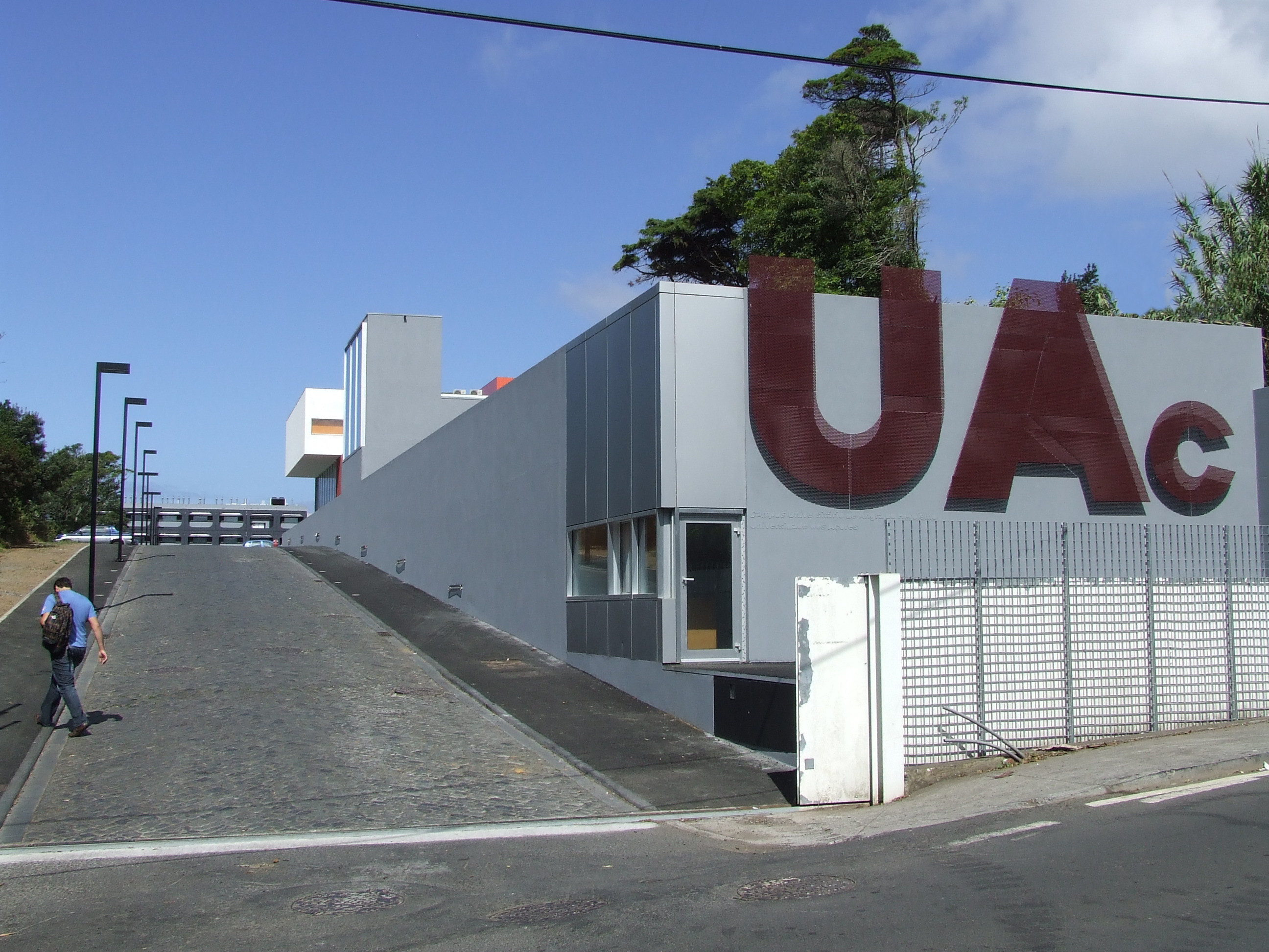 Escola Superior de Tecnologias e Administração - Angra do Heroísmo background