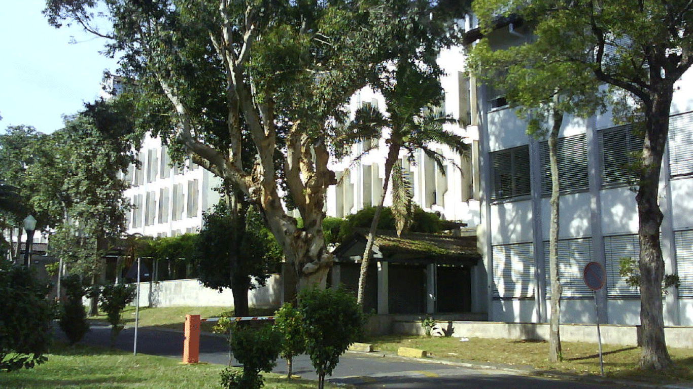Escola Superior de Tecnologias e Administração - Ponta Delgada background